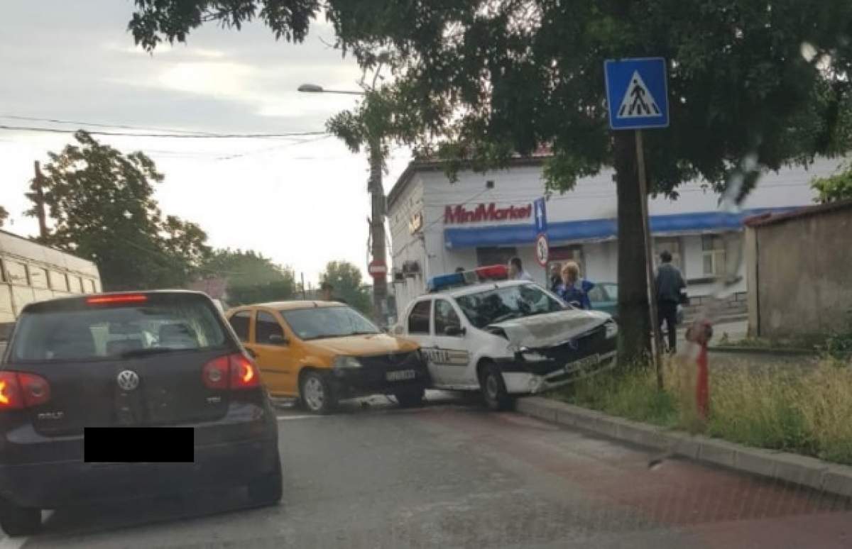 Un șofer de 19 ani a accidentat grav doi polițiști, la Craiova