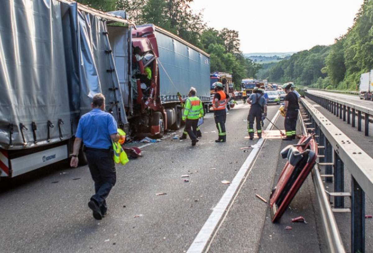 Accident îngrozitor în Germania! Un român a fost strivit între două TIR-uri