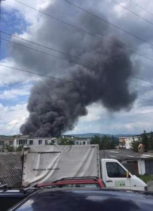 Incendiu puternic în Odorheiu Secuiesc! Un depozit de dezmembrări auto a fost cuprins de flăcări. VIDEO