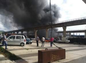 Incendiu puternic în Odorheiu Secuiesc! Un depozit de dezmembrări auto a fost cuprins de flăcări. VIDEO