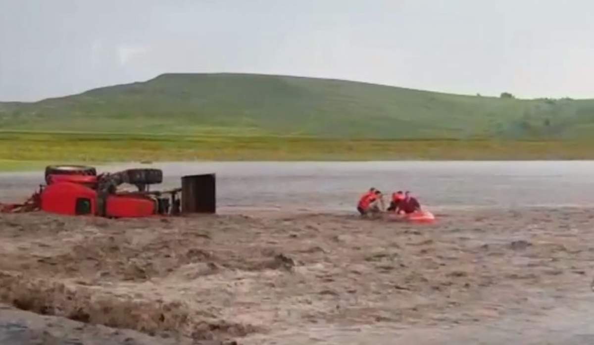 Furtună puternică în Botoşani. Viiturile au răsturnat un tractor. Tânăr de 25 de ani, salvat în ultima clipă