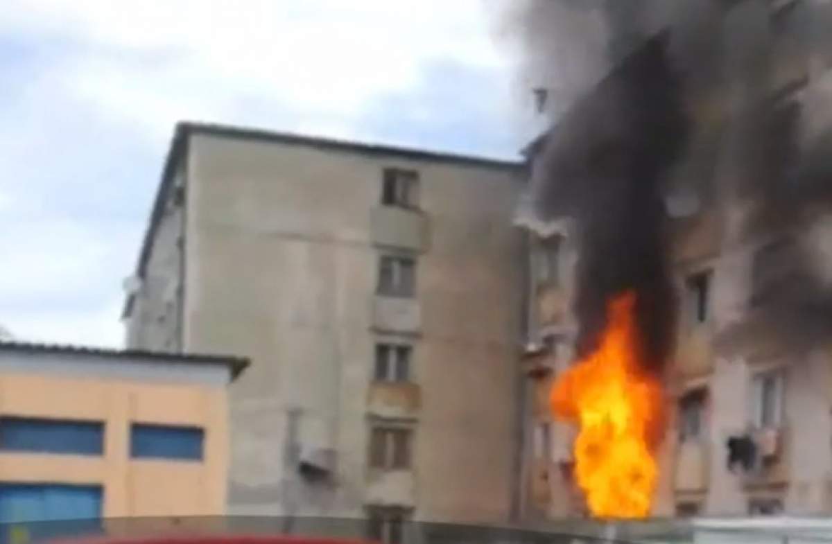 Incendiu puternic în apartamentul unui bătrân din Hunedoara. Vecinii au sărit pe geam pentru a se salva