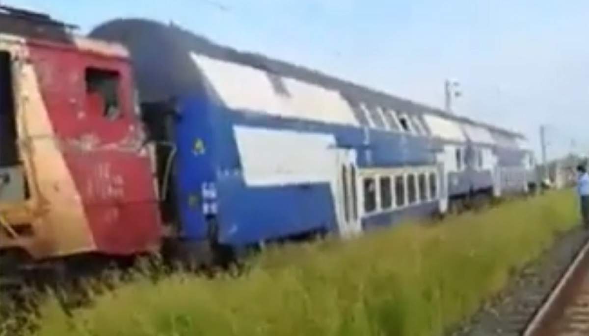 Camion spulberat de un tren de călători, la Bacău! Basculanta s-a rupt în două. VIDEO
