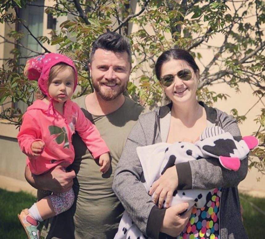 Gabriela Cristea şi Tavi Clonda, pregătiri pentru prima vacanţă în patru: "Pentru familie e cel mai bine". VIDEO