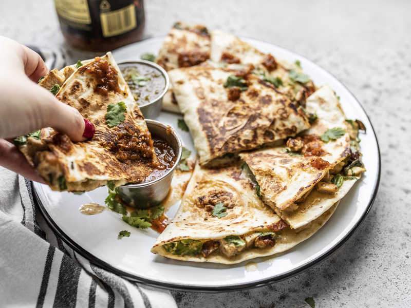 REȚETE mexicane: Quesadilla cremoase, cu pui și spanac