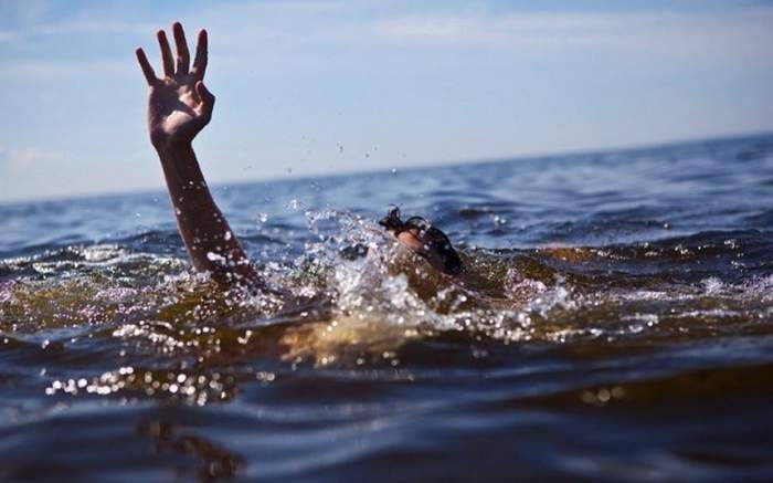 Un român a murit înecat în Germania, din cauza unui pariu. A sărit într-un iaz, fără să știe să înoate