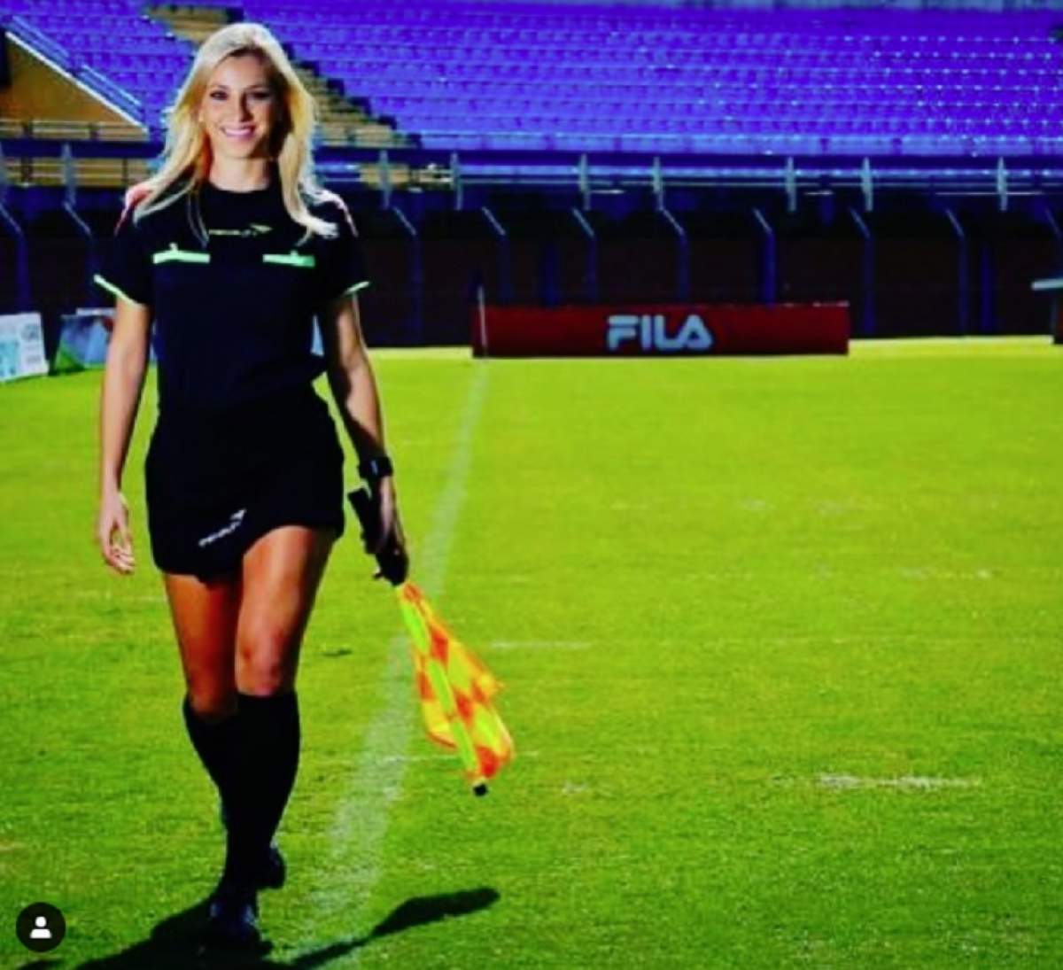 Cea mai "fierbinte" femeie arbitru din lume a oferit faza săptămânii în fotbal!. FOTO