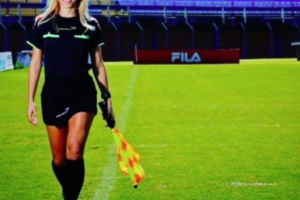 Cea mai "fierbinte" femeie arbitru din lume a oferit faza săptămânii în fotbal!. FOTO