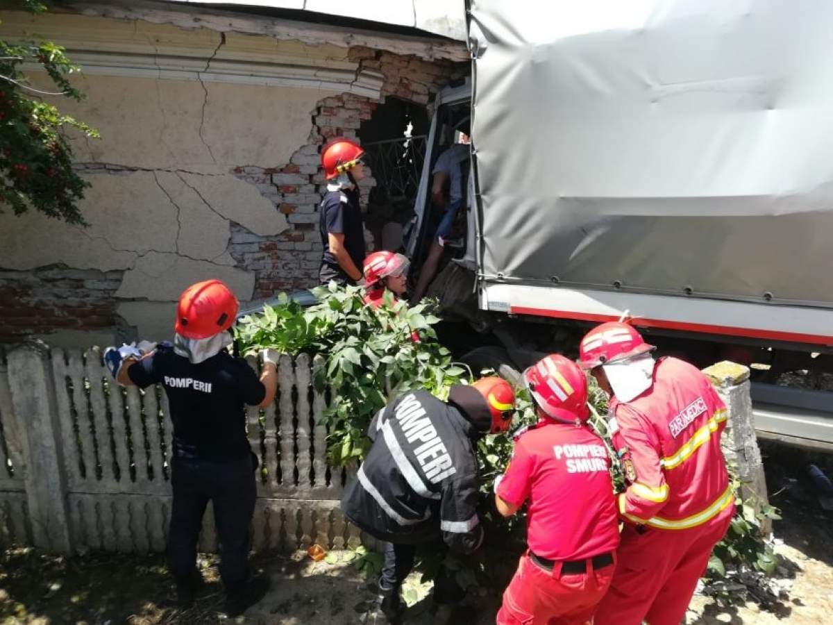 Un camion a lovit un autoturism şi s-a oprit în peretele unei case! O persoană a murit şi o alta se află la spital