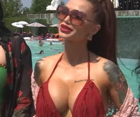 Maria Ilioiu a făcut dezmăț la piscină! Ispita și-a lansat prima colecție de costume de baie