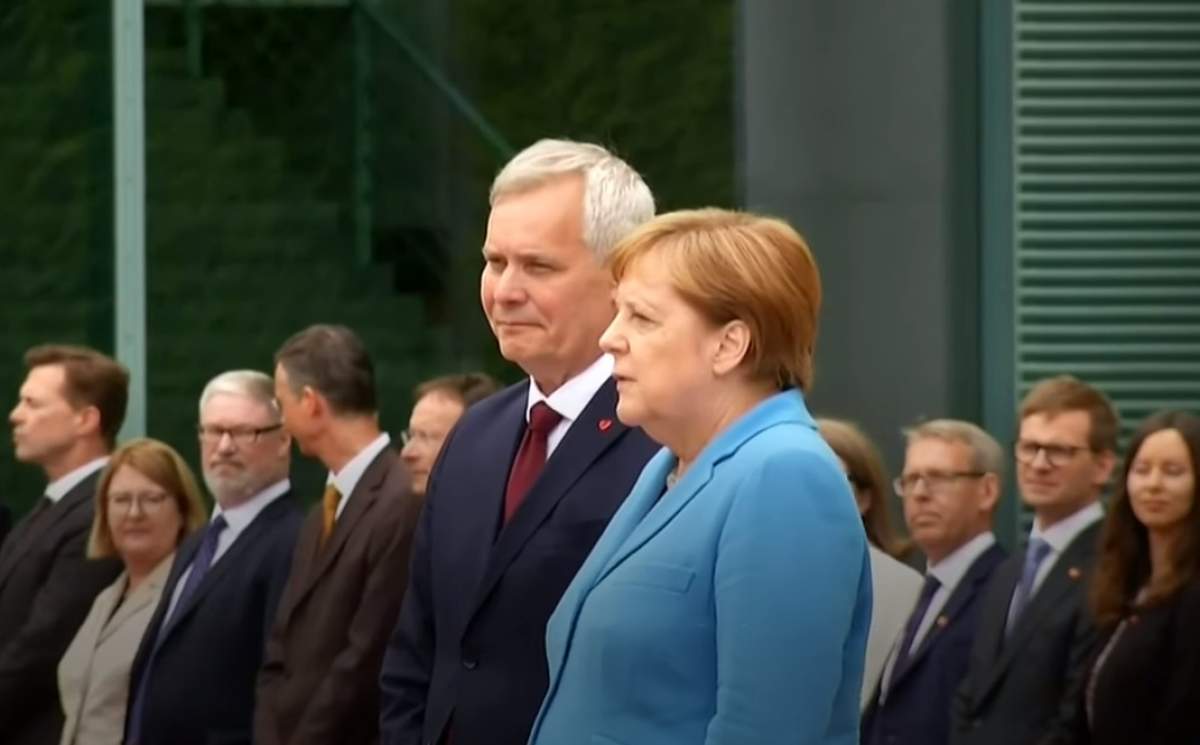 Angela Merkel, filmată în timp ce tremura necontrolat, pentru a treia oară în nici o lună. VIDEO