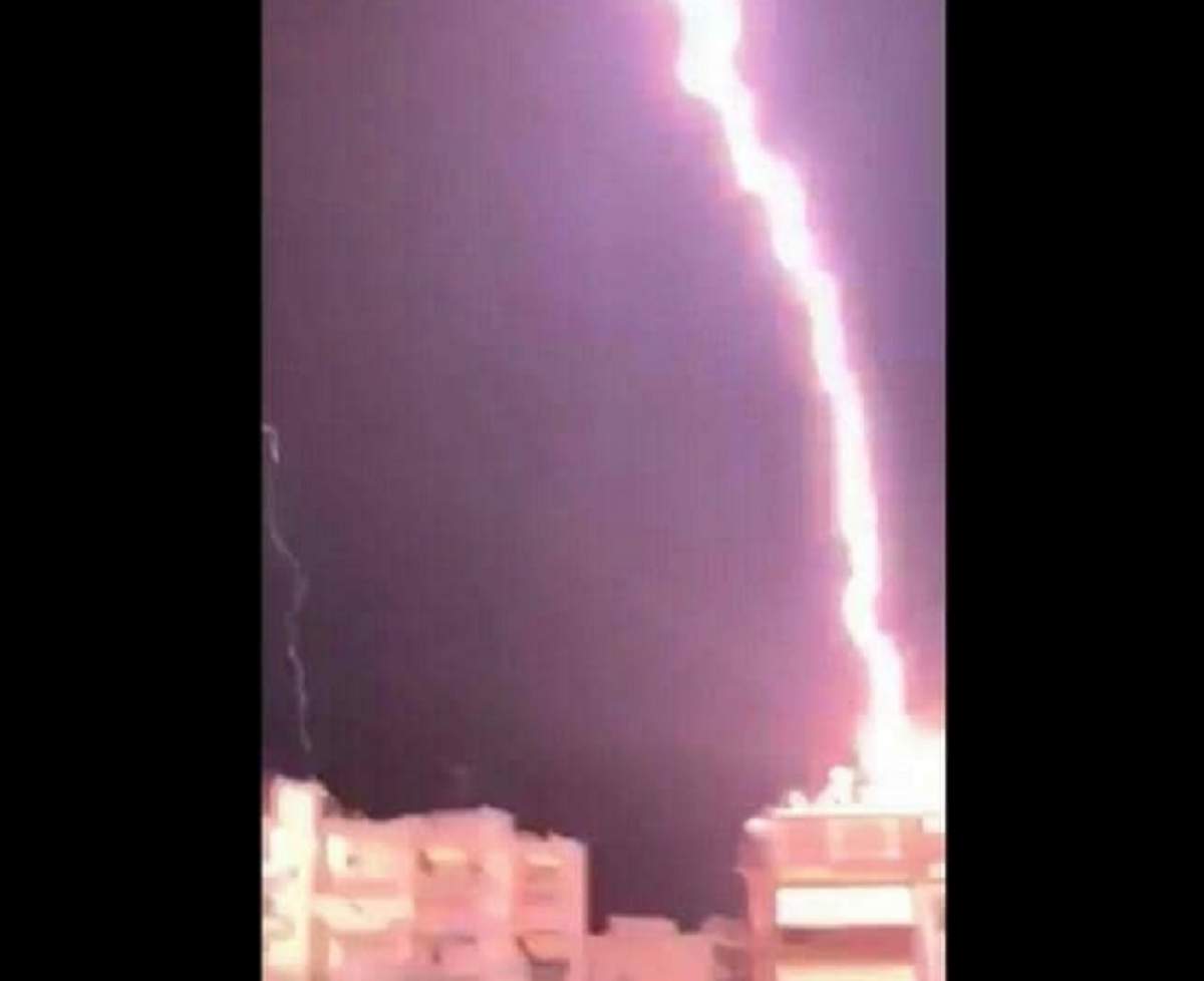 Filmare șocantă, cu momentul când un bloc este lovit de fulger, în Salonic, Grecia. VIDEO