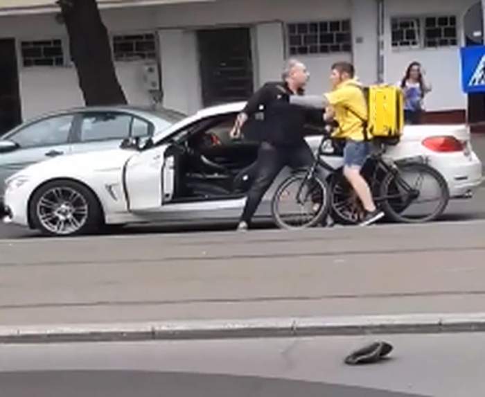 Biciclist bătut în trafic de şoferul unui bolid. Imagini revoltătoare surprinse în Capitală / VIDEO
