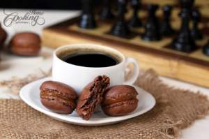 REȚETE de desert: Macarons de ciocolată, umpluți cu caramel sărat