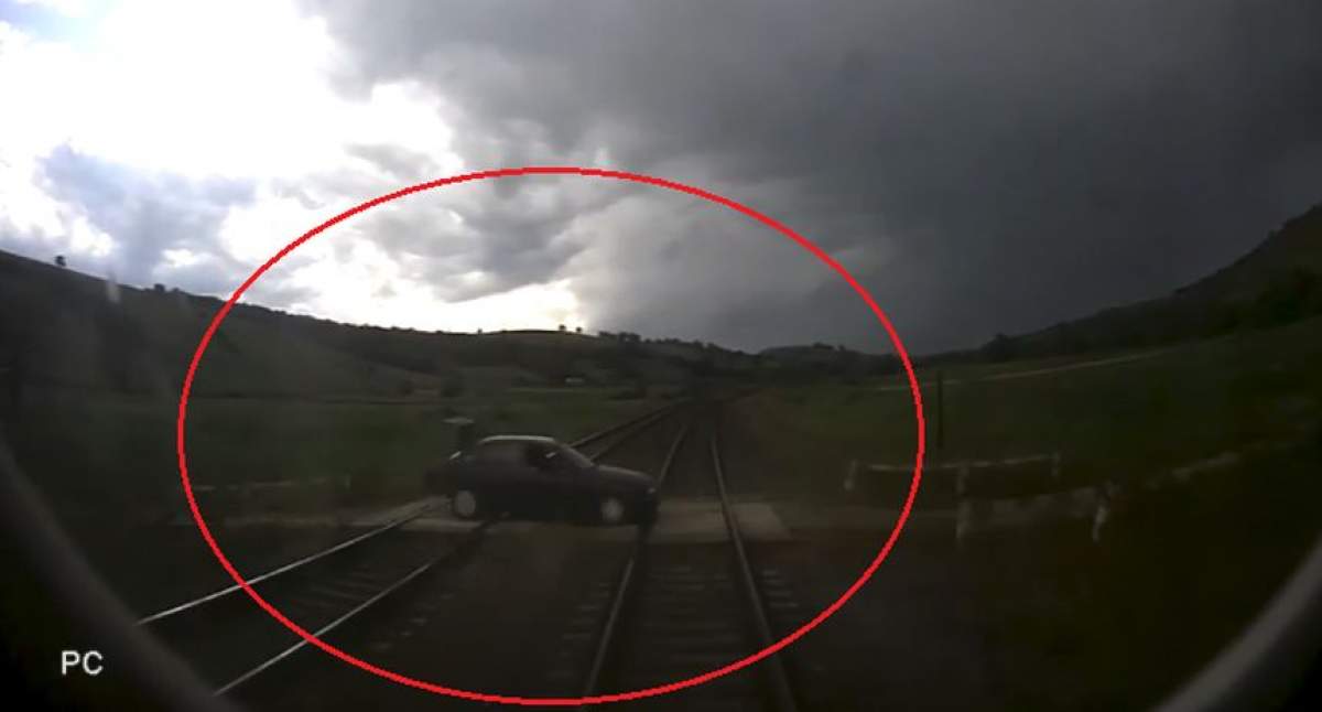 Imagini şocante cu momentul în care şoferul din Cluj a forţat trecerea peste şine şi maşina a fost spulberată de tren / VIDEO