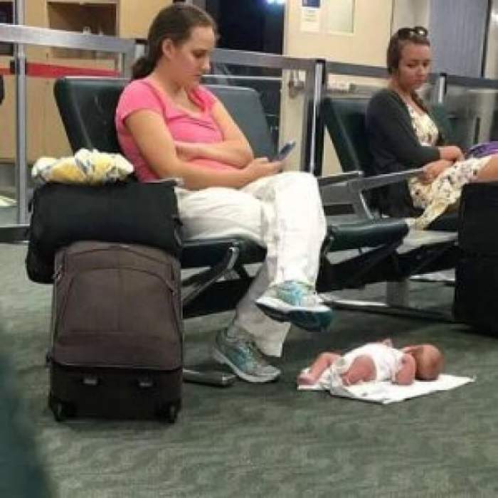 Povestea emoționantă, din spatele unei poze controversate. De ce și-a pus o mamă bebelușul pe jos, în aeroport