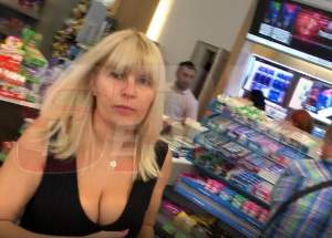 VIDEO PAPARAZZI / Imagini de senzație cu Elena Udrea, după revenirea în România! Fosta „blondă de la Cotroceni” este într-o formă de zile mari