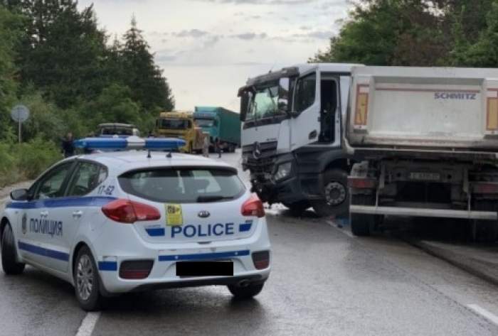Accident grav în Bulgaria! Un camion și un autoturism s-au făcut praf pe o șosea