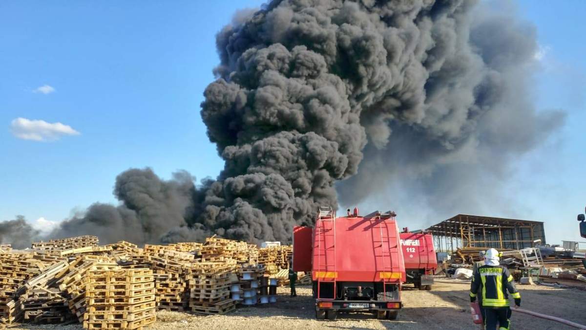 Mesaj de avertizare RO-ALERT. Un depozit din Bihor a luat foc