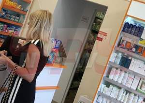 Probleme pentru Elena Udrea, la scurt timp de la revenirea în ţară. Fosta blondă de la Cotroceni a dat fuga la farmacie. VIDEO PAPARAZZI