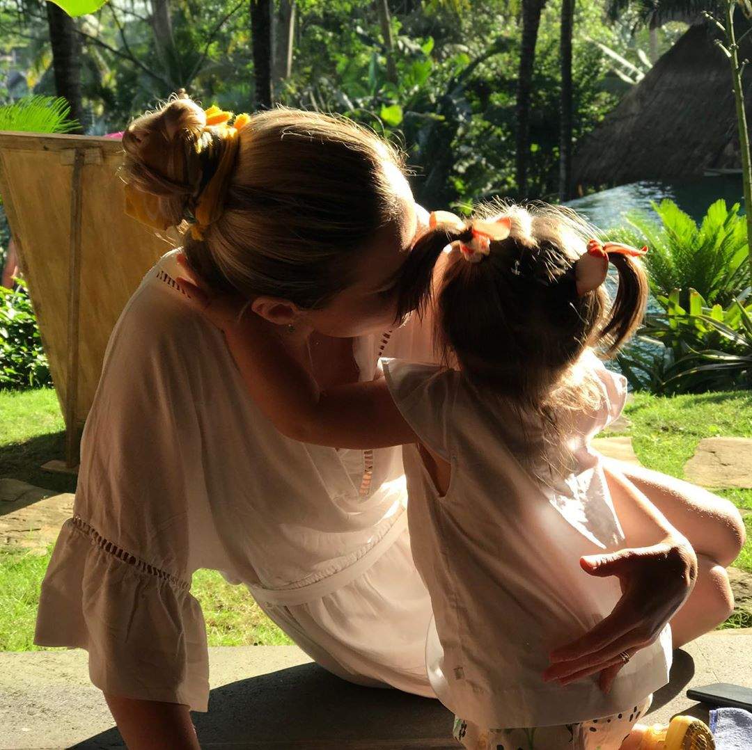 Laura Cosoi, ipostază emoționantă alături de fiica ei. Fotografia care face cât o mie de cuvinte