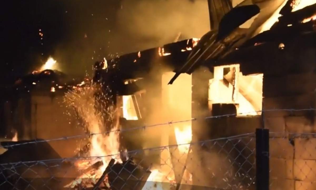 Incendiu puternic într-o gospodărie din Tiha Bârgăului, Bistriţa-Năsăud! Vecinii acuză că e vorba de o mână criminală / VIDEO