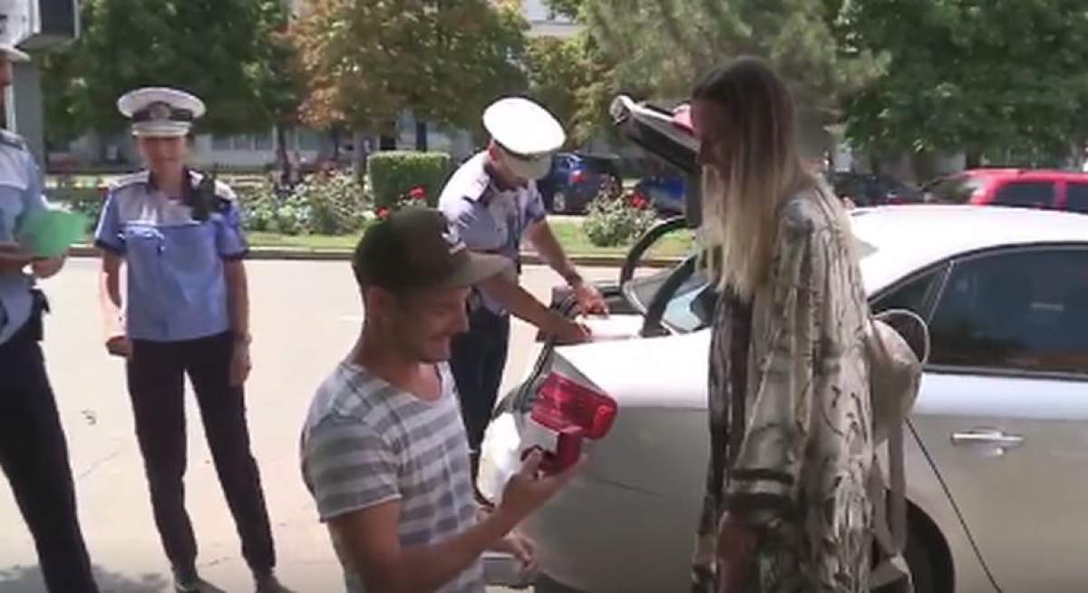 Un jurnalist cunoscut şi-a cerut iubita în căsătorie cu Poliţia lângă el. Imagini uimitoare, surprinse în trafic / VIDEO