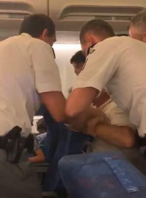 Scandal de proporţii într-un avion de pe Aeroportul Otopeni. Trei persoane au fost evacuate cu forţa din avion