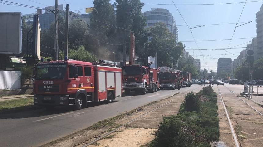 Incendiu puternic la un restaurant din Bucureşti! Persoanele din interior au ieşit fugind