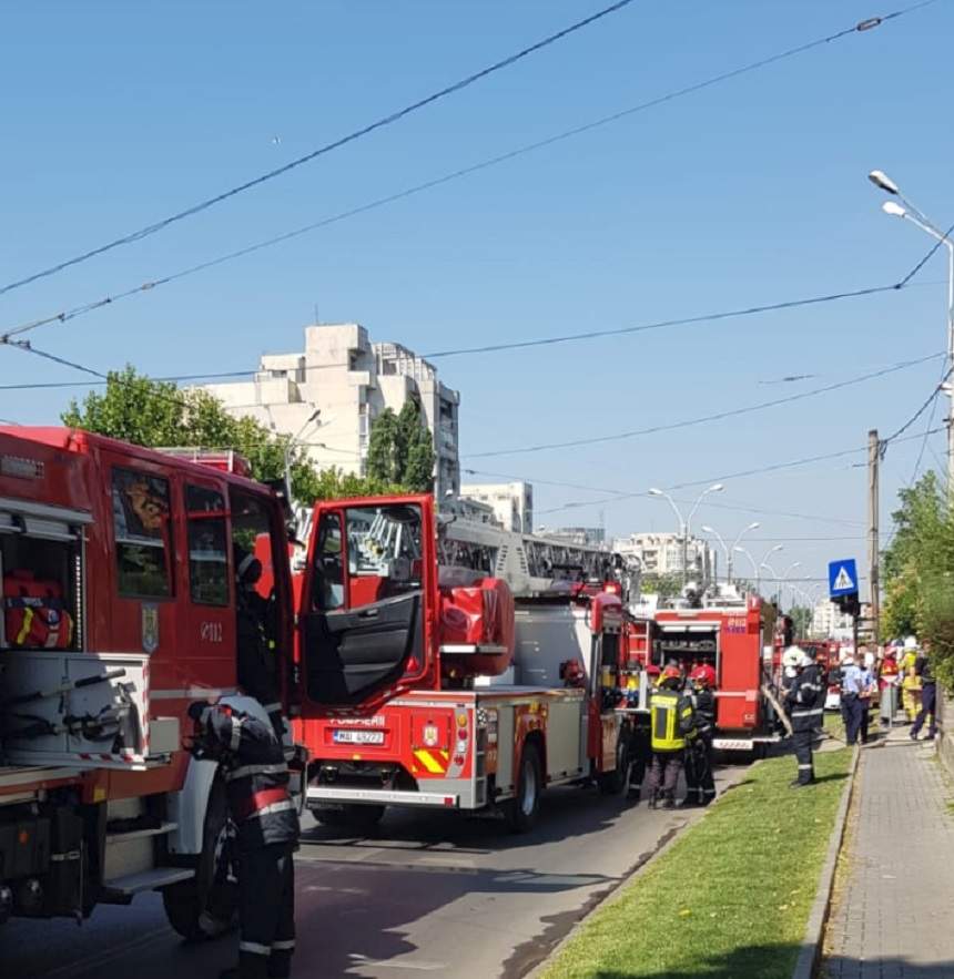 Incendiu puternic la un restaurant din Bucureşti! Persoanele din interior au ieşit fugind