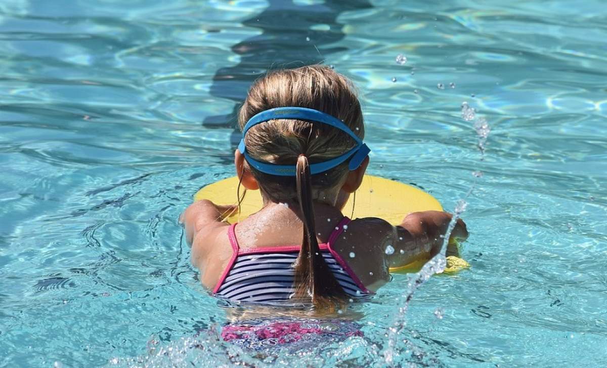O fetiţă de 9 ani a murit după ce a sărit în piscină! Un obiect aflat în apă a ucis-o
