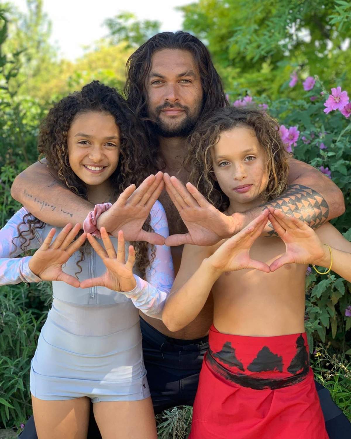 Toată lumea îl știe pe Jason Momoa, dar să vezi ce copii frumoși are! Imagine inedită cu familia lui „Aquaman”