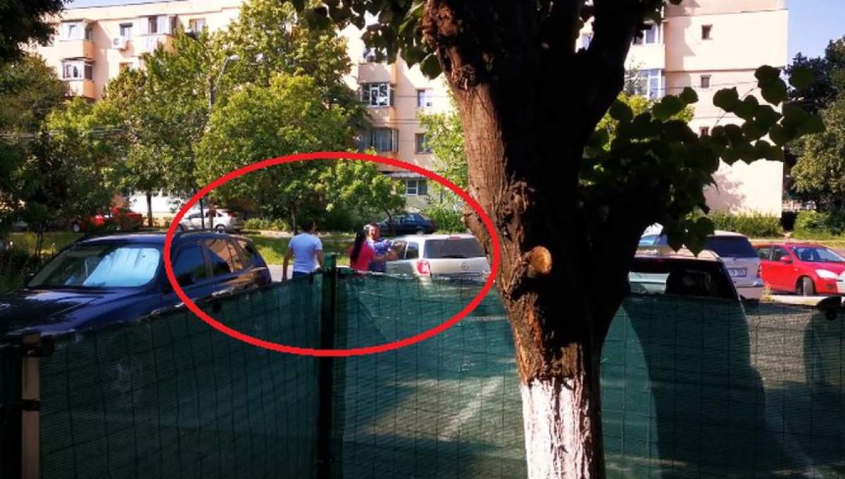 Bătaie ''din dragoste'' în plină stradă, în Pitești. Doi bărbați și-au cărat pumni din cauza unei femei pe care amândoi o iubesc / VIDEO