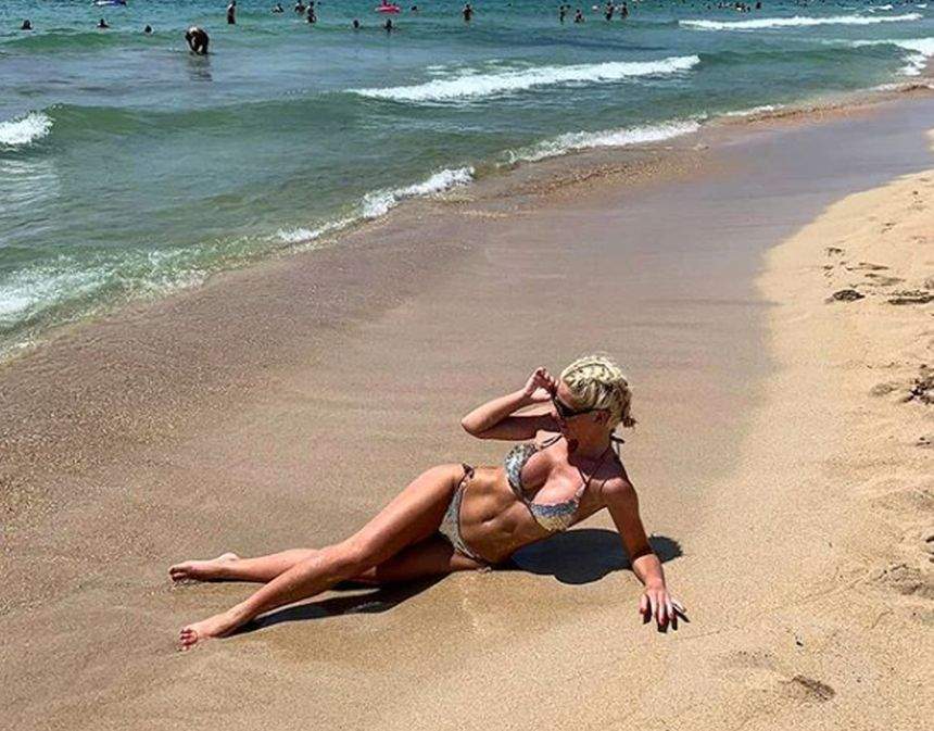 Hannelore de la ''Insula Iubirii'' și-a etalat silicoanele pe plaja din Mallorca. Blondina e sexy rău!