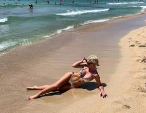 Hannelore de la ''Insula Iubirii'' și-a etalat silicoanele pe plaja din Mallorca. Blondina e sexy rău!