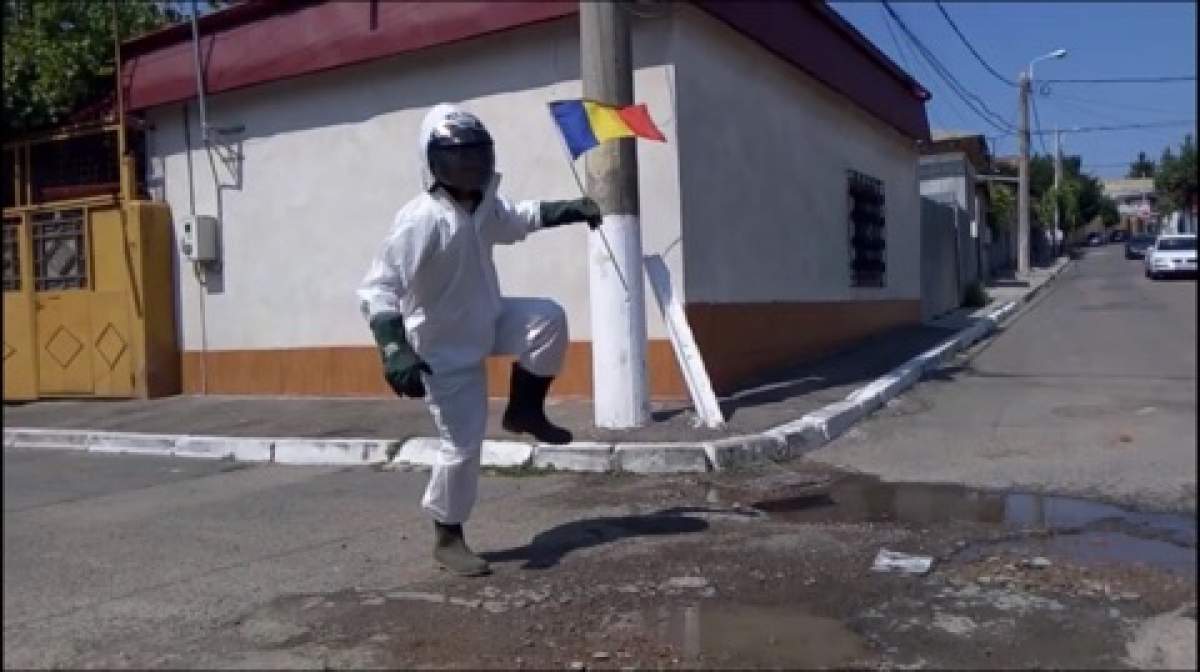 Românii pe Lună. Un gălățean a „cucerit”, cu tricolorul în mână, o stradă plină de gropi. VIDEO