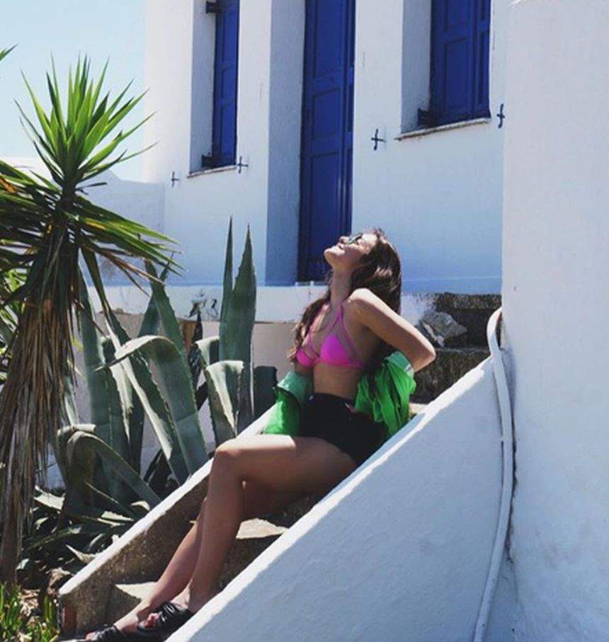 Alexia Eram a făcut senzație pe nisipul fierbinte, în vacanța din Grecia. Cât de bine arată fiica Andreei Esca