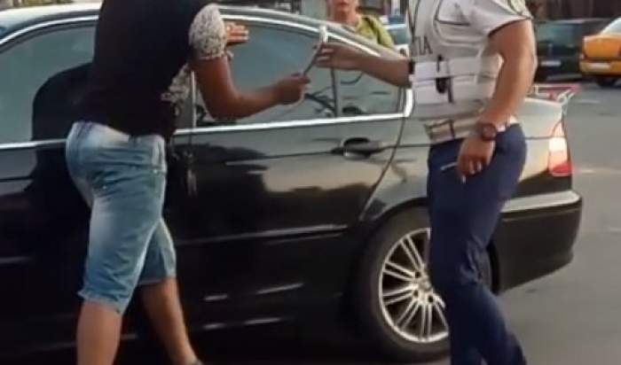Copil de 4 ani, „uitat” de părinți în mașină, cu cheile în contact și ușile blocate, la Găești. VIDEO