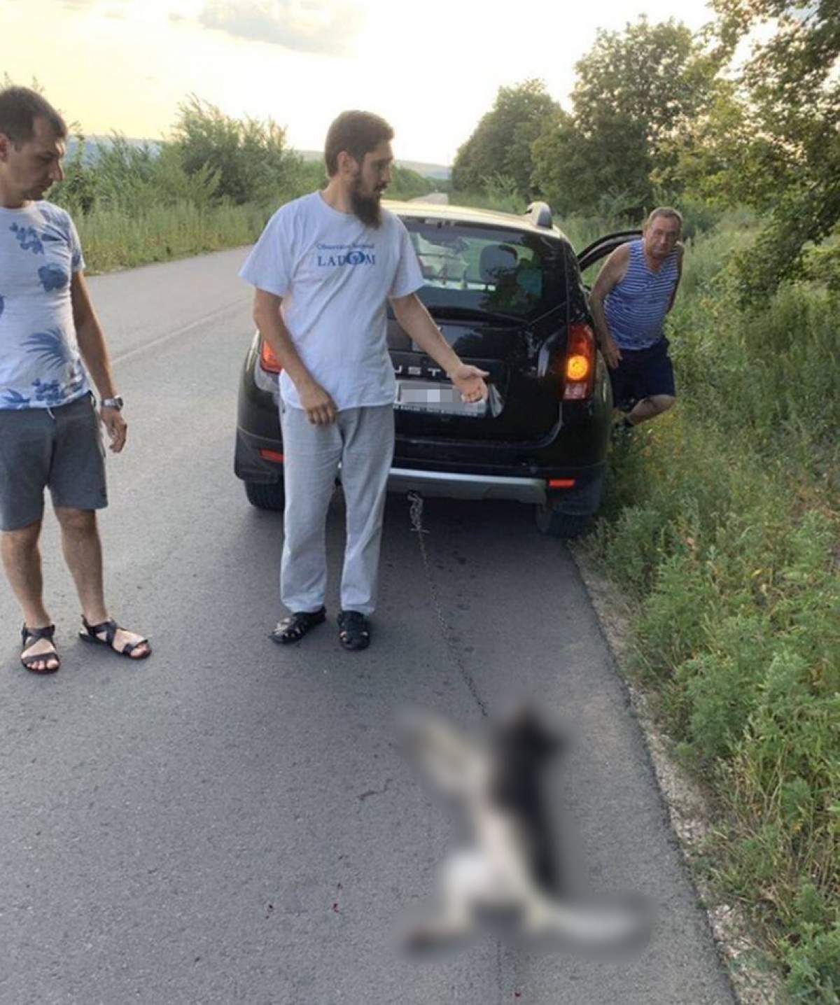 Un preot din Moldova a legat un câine cu un lanţ de maşină şi l-a târât pe asfalt. Imagini cutremurătoare!