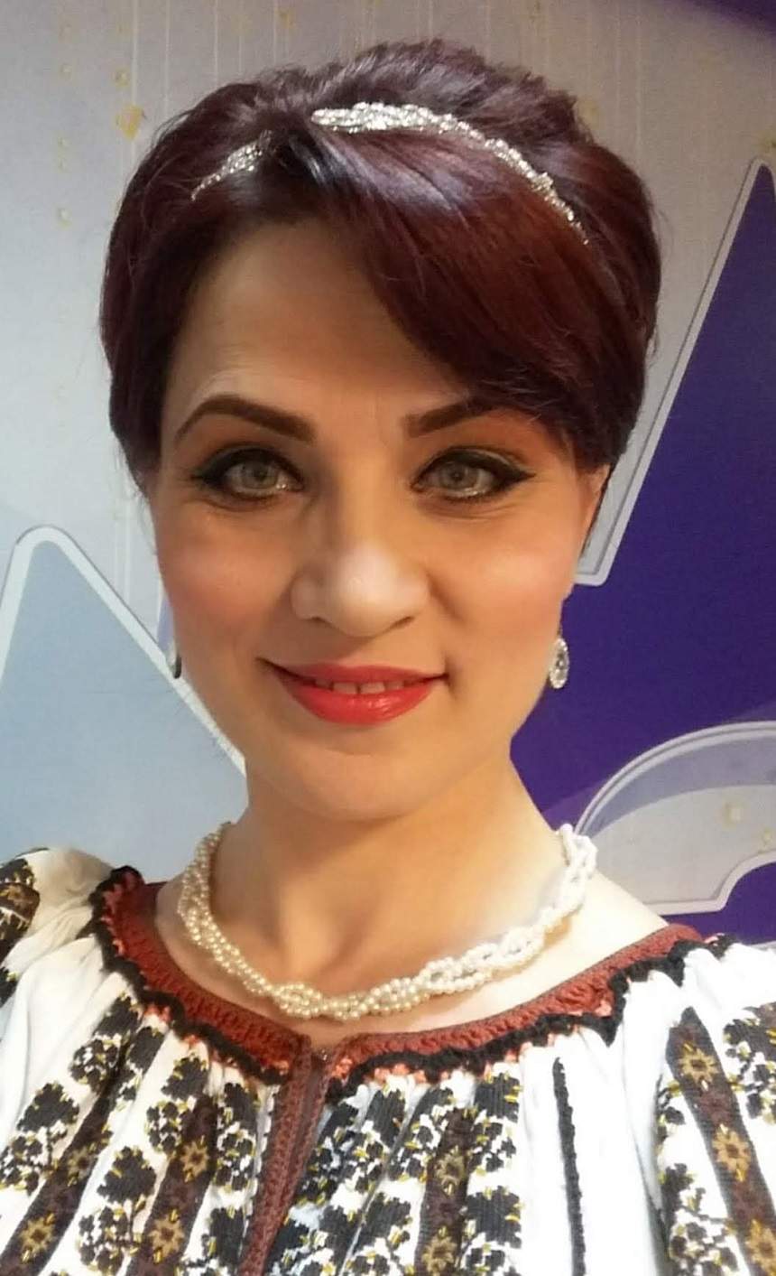 O vezi mereu la TV, dar acum a demonstrat că n-are fiţe de vedetă! Artistă de la noi, "plimbare" cu autobuzul
