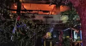 Incendiu puternic la un restaurant din Galaţi! Două persoane, duse de urgenţă la spital