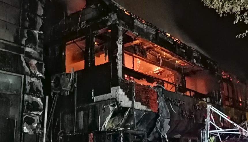 Incendiu puternic la un restaurant din Galaţi! Două persoane, duse de urgenţă la spital