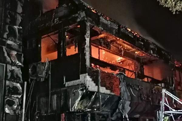 Incendiu puternic la un restaurant din Galaţi! Două persoane, duse de urgenţă la spital