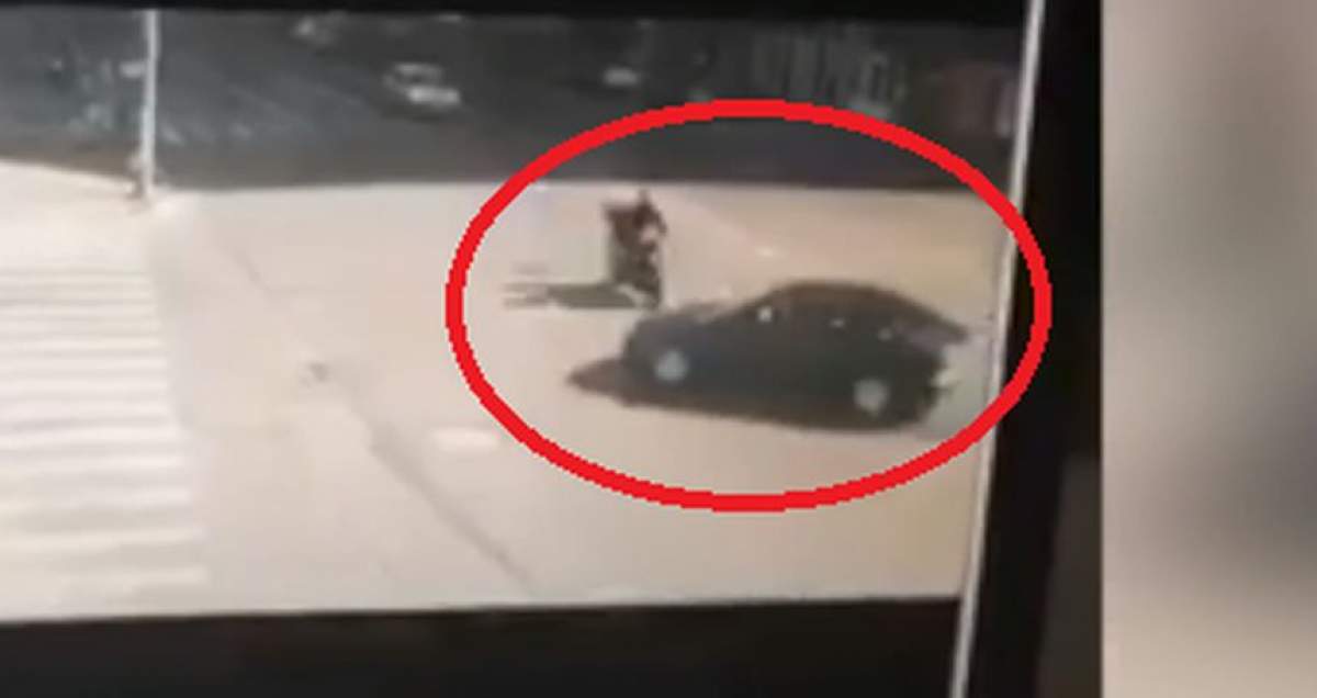 Un motociclist a fost aruncat câţiva metri în aer de un şofer care nu a acordat prioritate. Impactul a fost filmat / VIDEO