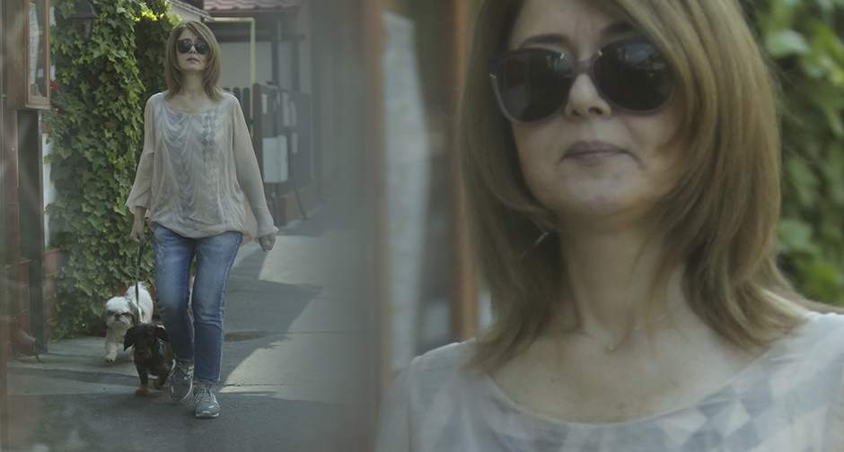 VIDEO PAPARAZZI / La 51 de ani arată ca o puştoaică! Oana Sârbu, surprinsă pe străzile din Bucureşti, alături de cei mai buni prieteni