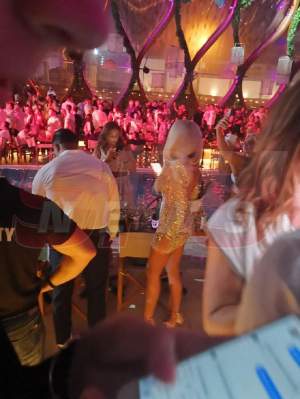 Bianca Drăgușanu și Alex Bodi, show într-un club de la malul mării! Incredibil ce bărbat se afla în preajma blondinei. FOTO PAPARAZZI