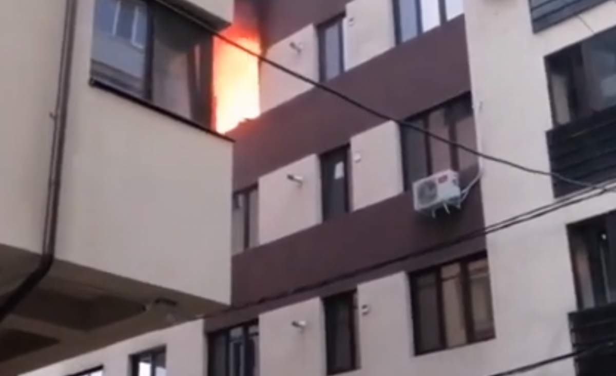 Incendiu puternic, într-un bloc din Capitală. Pompierii au intervenit de urgență. VIDEO