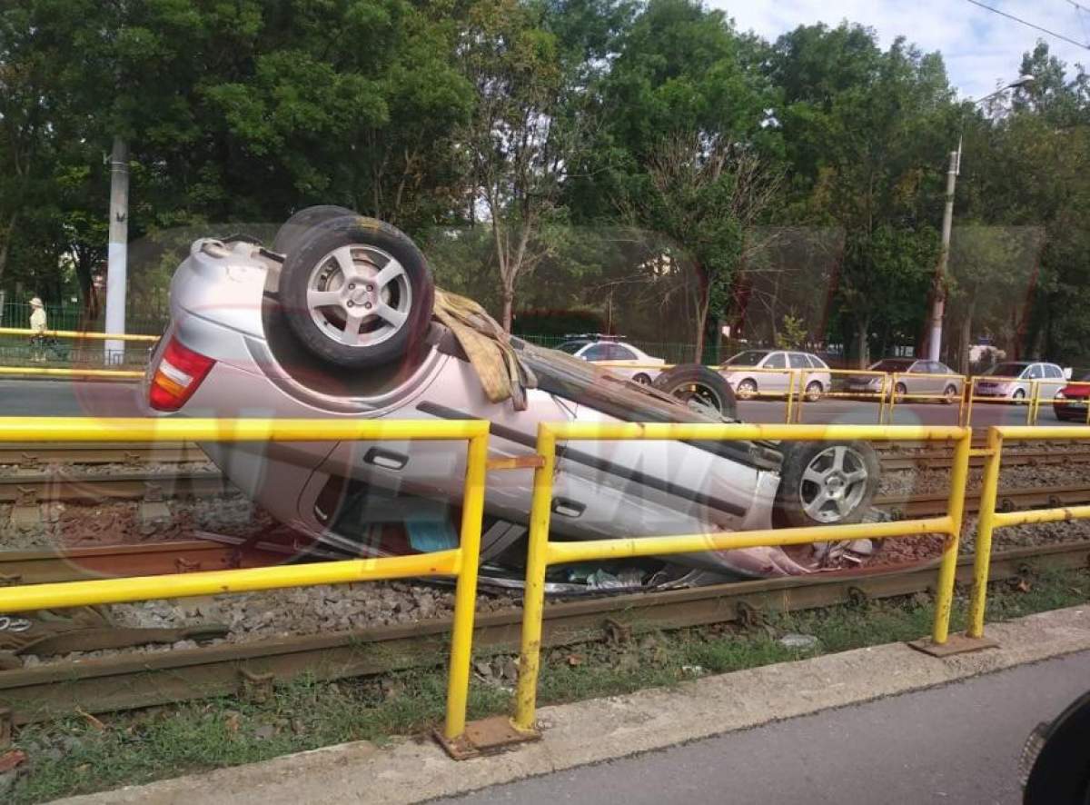 Accident cu trei maşini în Drumul Taberei! Un autoturism a ajuns pe linia de tramvai, răsturnat