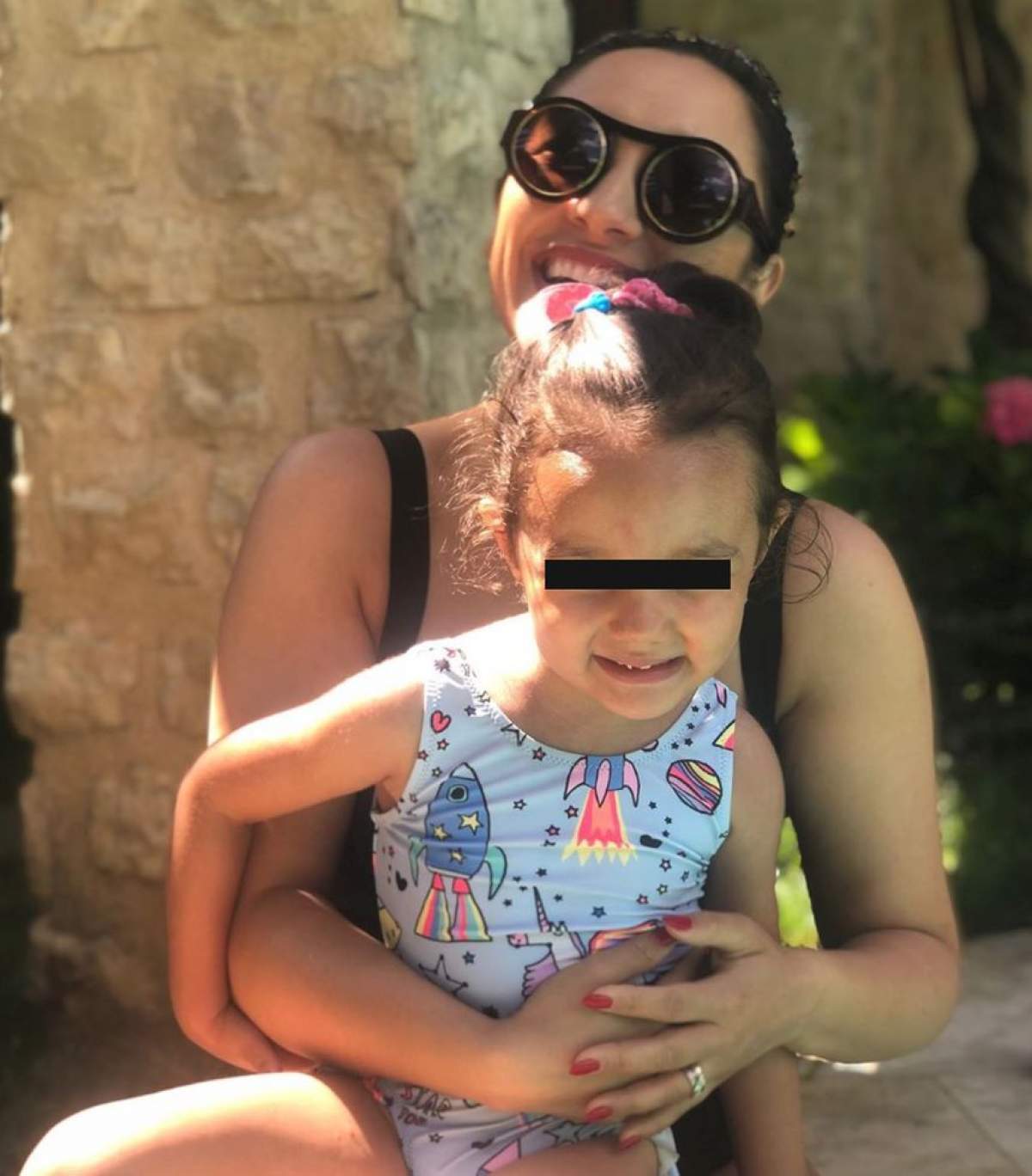 Micuţa Eva, sărbătorită cu fast în vacanţă. Cum a petrecut Andra de ziua de naştere a fiicei sale / VIDEO