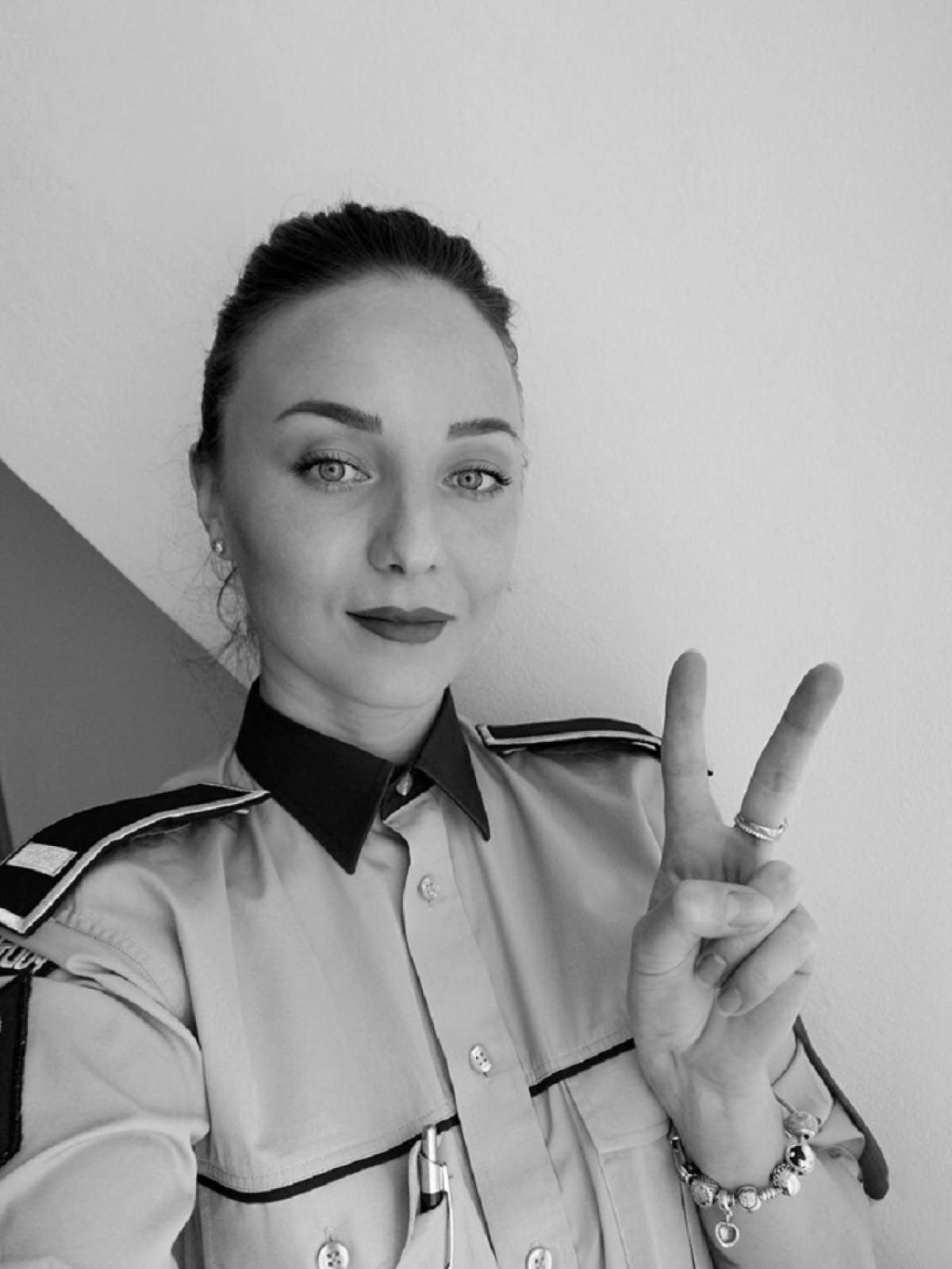 O tânără poliţistă din Paşcani critică dur sistemul, în rime: "Ne-ați furat dreptul la viață"